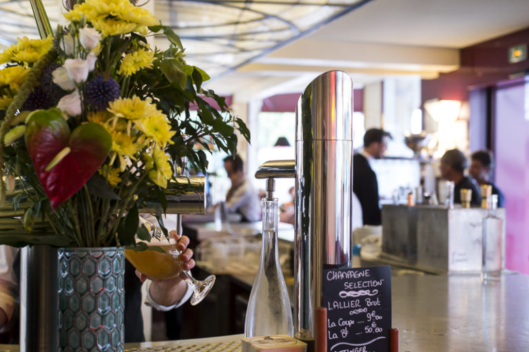 Brasserie du Boulingrin intérieur restaurant comptoir bar fleurs